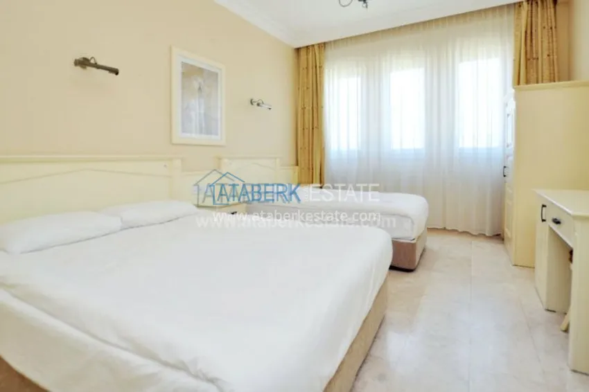 В прямой близости от моря шикарная трехкомнатная  меблированная квартира. 16 