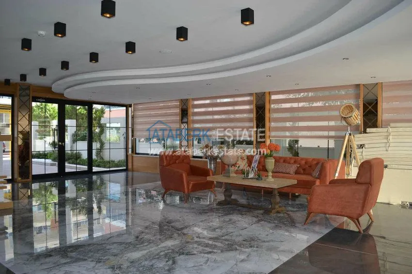 В прямой близости от моря шикарная трехкомнатная  меблированная квартира. 24 