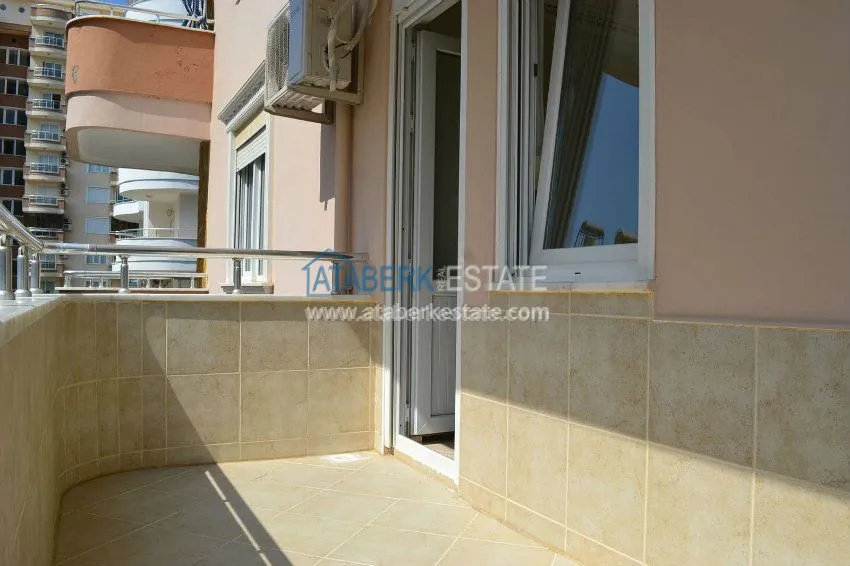 В прямой близости от моря шикарная трехкомнатная  меблированная квартира. 28 