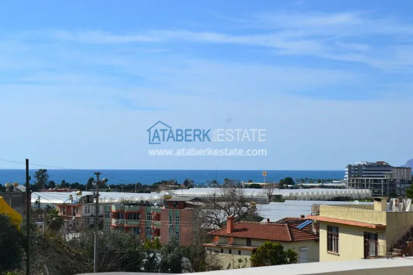 В прямой близости от моря шикарная трехкомнатная  меблированная квартира. 34 