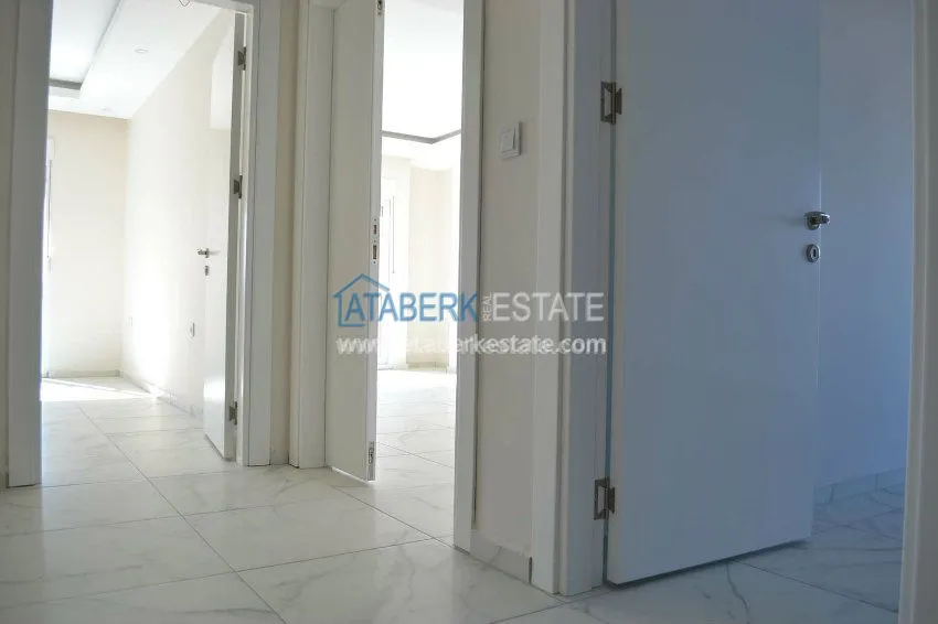 В прямой близости от моря шикарная трехкомнатная  меблированная квартира. 36 