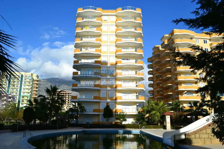 В прямой близости от моря шикарная трехкомнатная  меблированная квартира. 37 