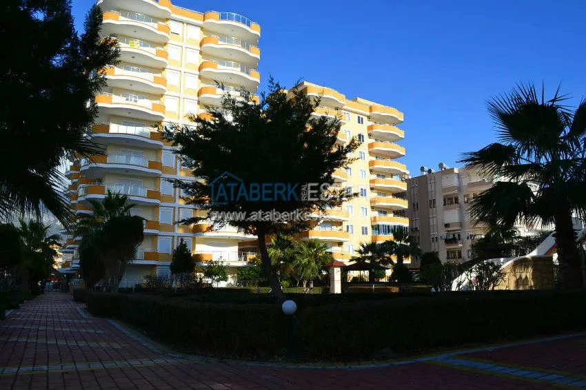 В прямой близости от моря шикарная трехкомнатная  меблированная квартира. 38 