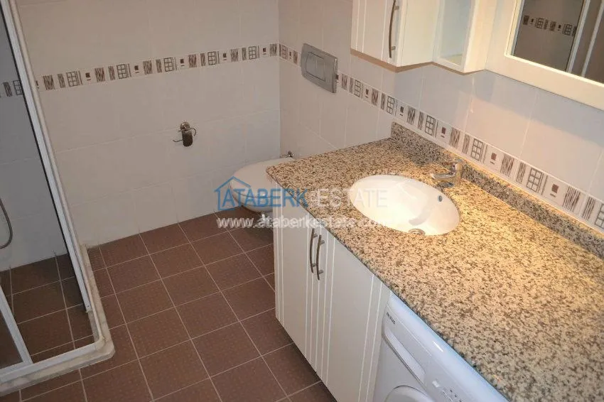 В прямой близости от моря шикарная трехкомнатная  меблированная квартира. 1 