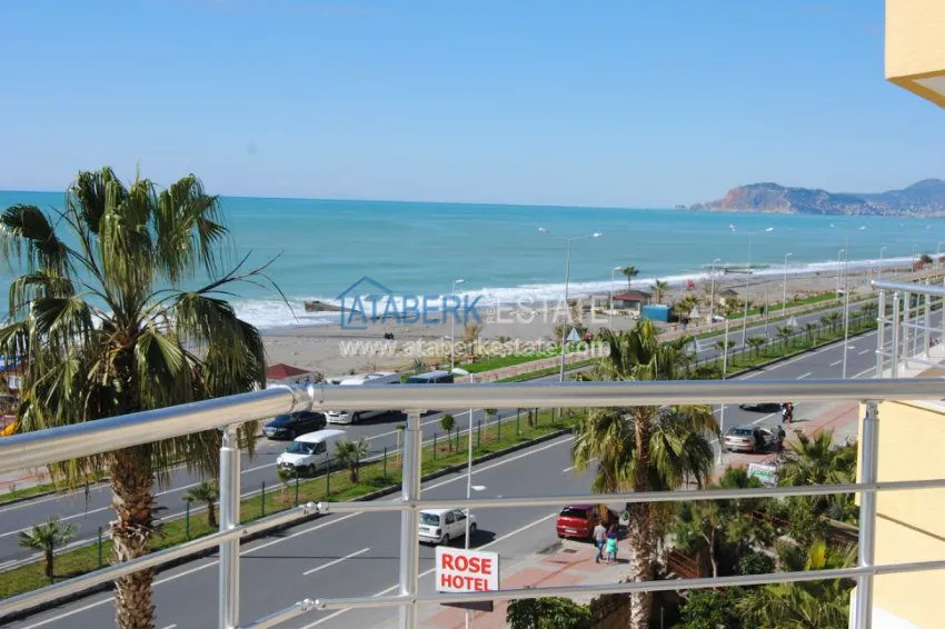 Квартира с ремонтом на первой береговой линии в Махмутларе 1 