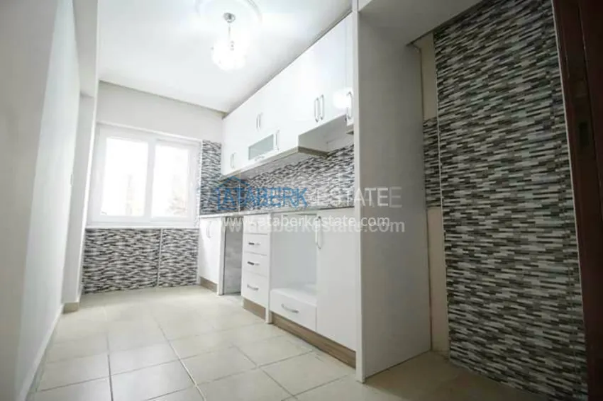 В центре города Алания квартира 2+1 с отдельной кухней. 10 