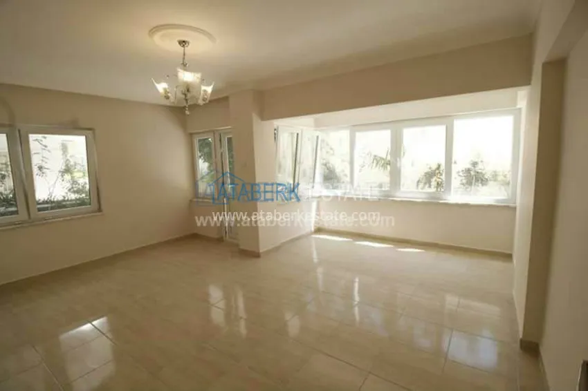 В центре города Алания квартира 2+1 с отдельной кухней. 12 