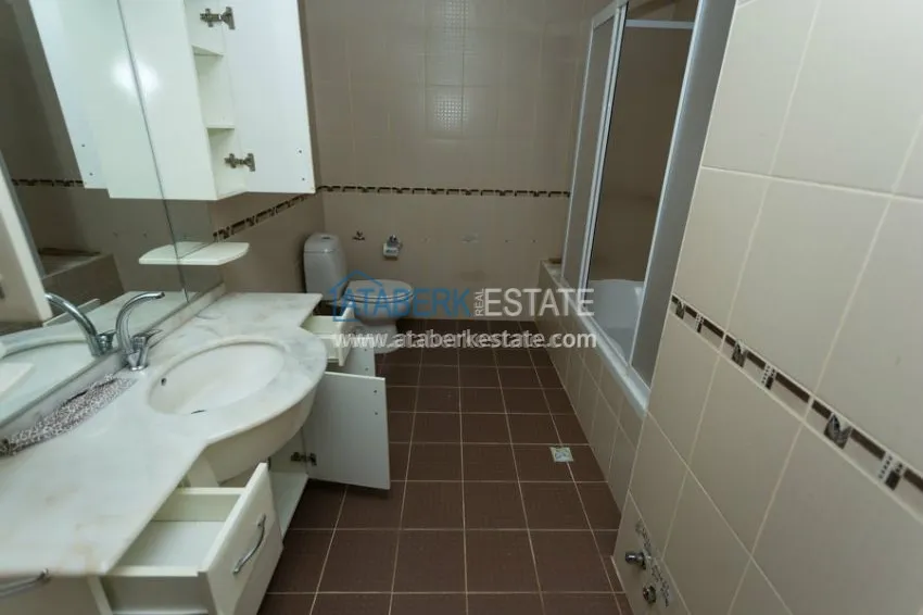 Четырехкомнатная квартира с отдельной кухней в центре города Алании.  3 