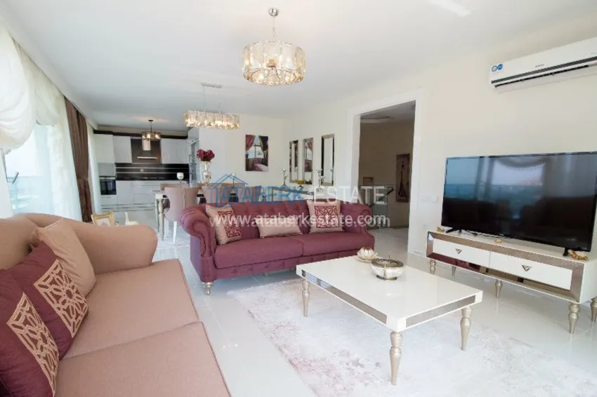 Четырехкомнатная квартира с отдельной кухней в центре города Алании.  4 