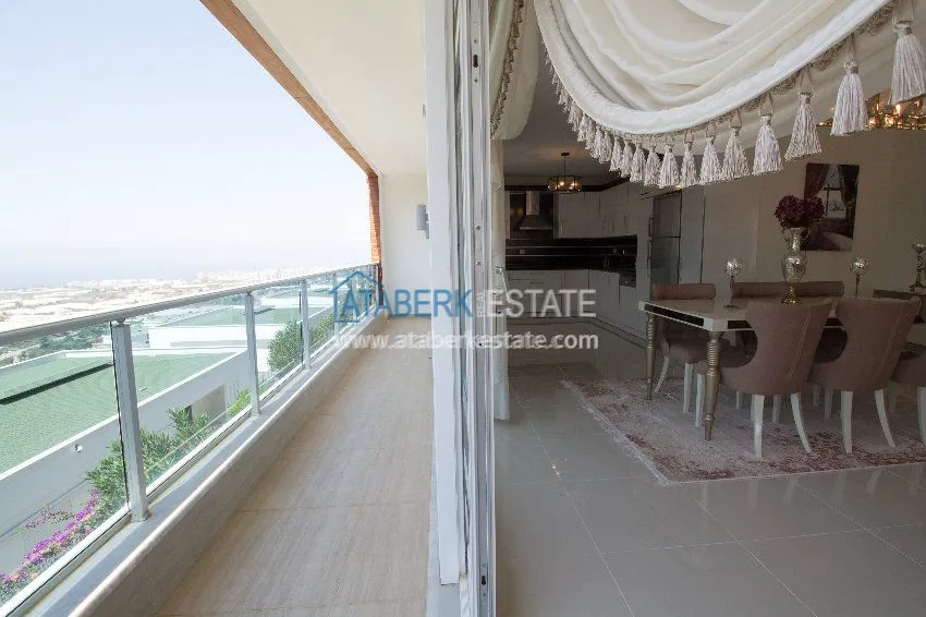 Четырехкомнатная квартира с отдельной кухней в центре города Алании.  7 