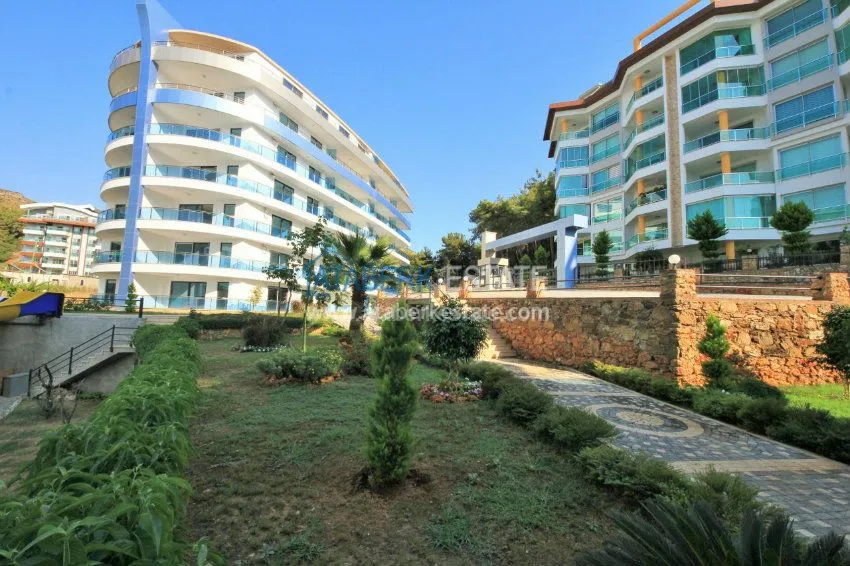 One-bedroom apartment in a complex with an indoor pool in Kargicak 18 