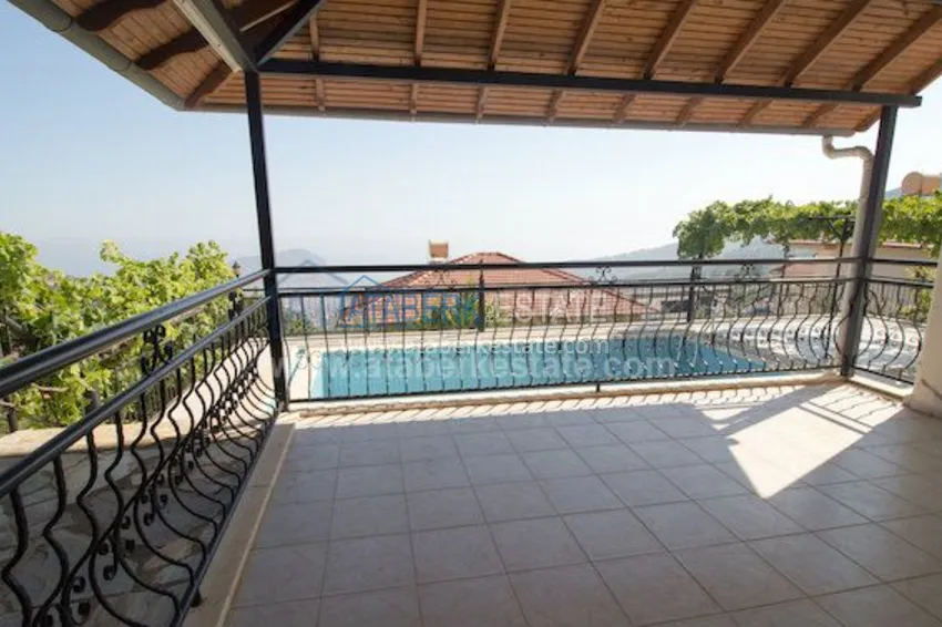 Detached villa with pool and garden from the owner 11 