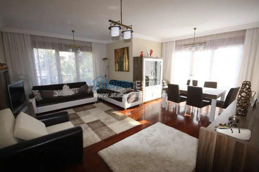 Четырехкомнатная квартира от собственника в элитном комплексе Сельджуклу Конаклары 33 