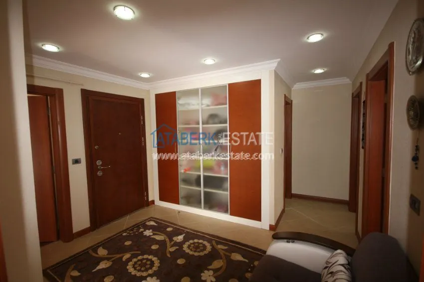 Четырехкомнатная квартира от собственника в элитном комплексе Сельджуклу Конаклары 35 