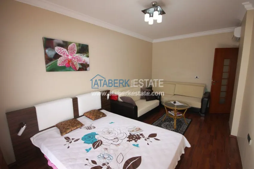 Четырехкомнатная квартира от собственника в элитном комплексе Сельджуклу Конаклары 36 