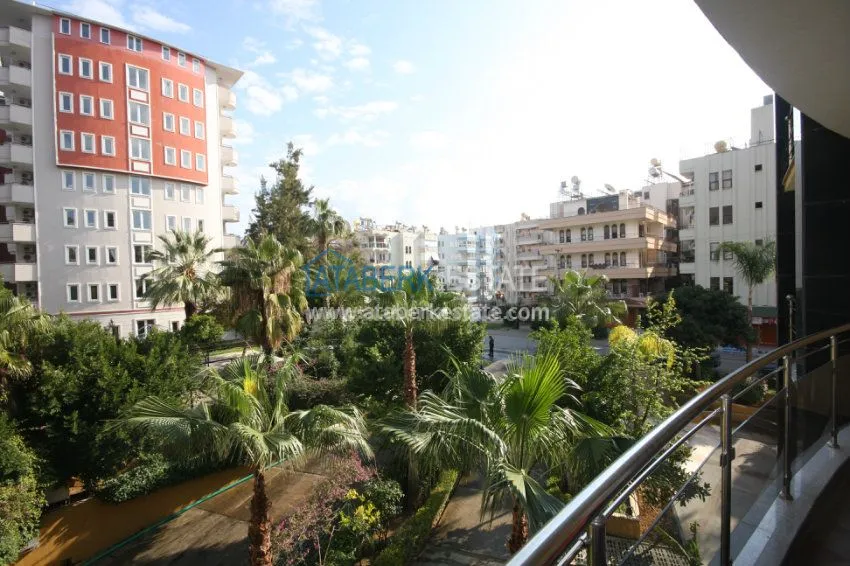 Четырехкомнатная квартира от собственника в элитном комплексе Сельджуклу Конаклары 39 