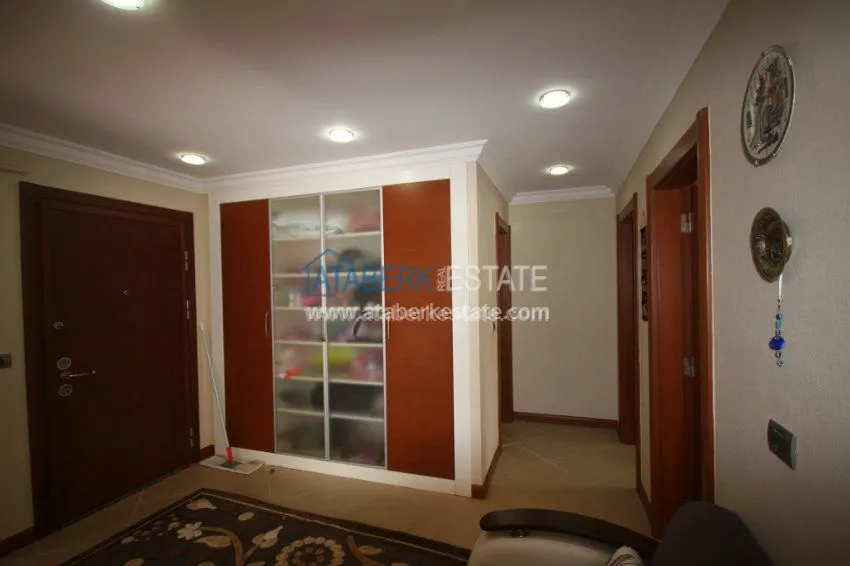 Четырехкомнатная квартира от собственника в элитном комплексе Сельджуклу Конаклары 44 