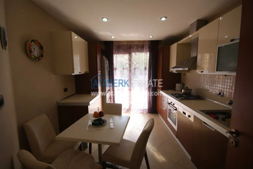 Четырехкомнатная квартира от собственника в элитном комплексе Сельджуклу Конаклары 46 