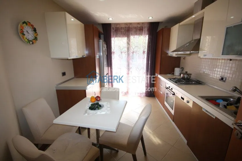 Четырехкомнатная квартира от собственника в элитном комплексе Сельджуклу Конаклары 47 