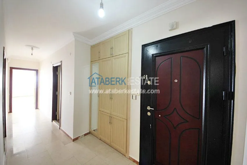 Трехкомнатная квартира на первой береговой линии, с видом на море по умеренной цене. 16 