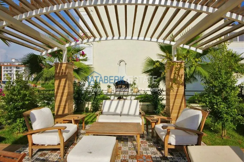 Трехкомнатная квартира с чудесным садом, в элитном комплексе, с видом на море. 23 