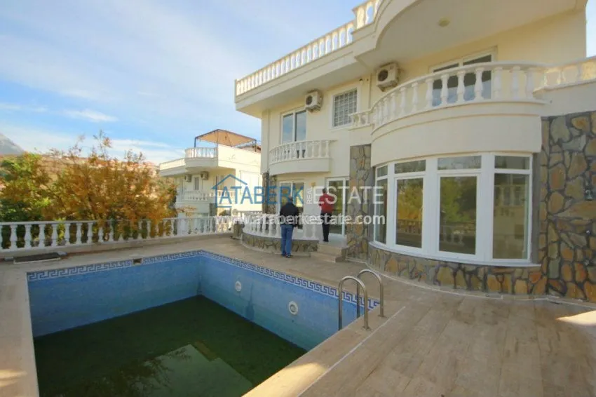 Вилла с собственным бассейном и 4 спальнями в районе Махмутлар. 2 