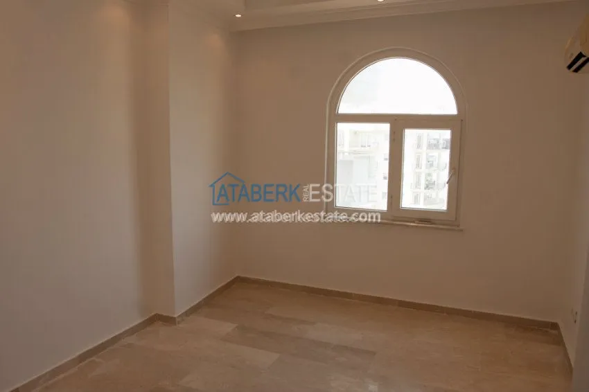 Квартира с двумя спальнями в современном комплексе района Тосмур 22 