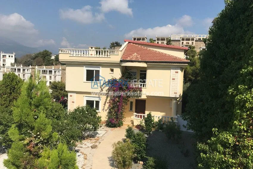 Вилла с садом и потрясающим видом, ждет своего нового владельца! 1 