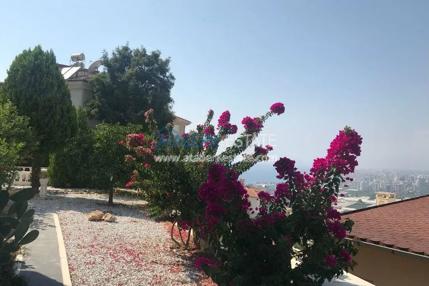 Вилла с садом и потрясающим видом, ждет своего нового владельца! 13 