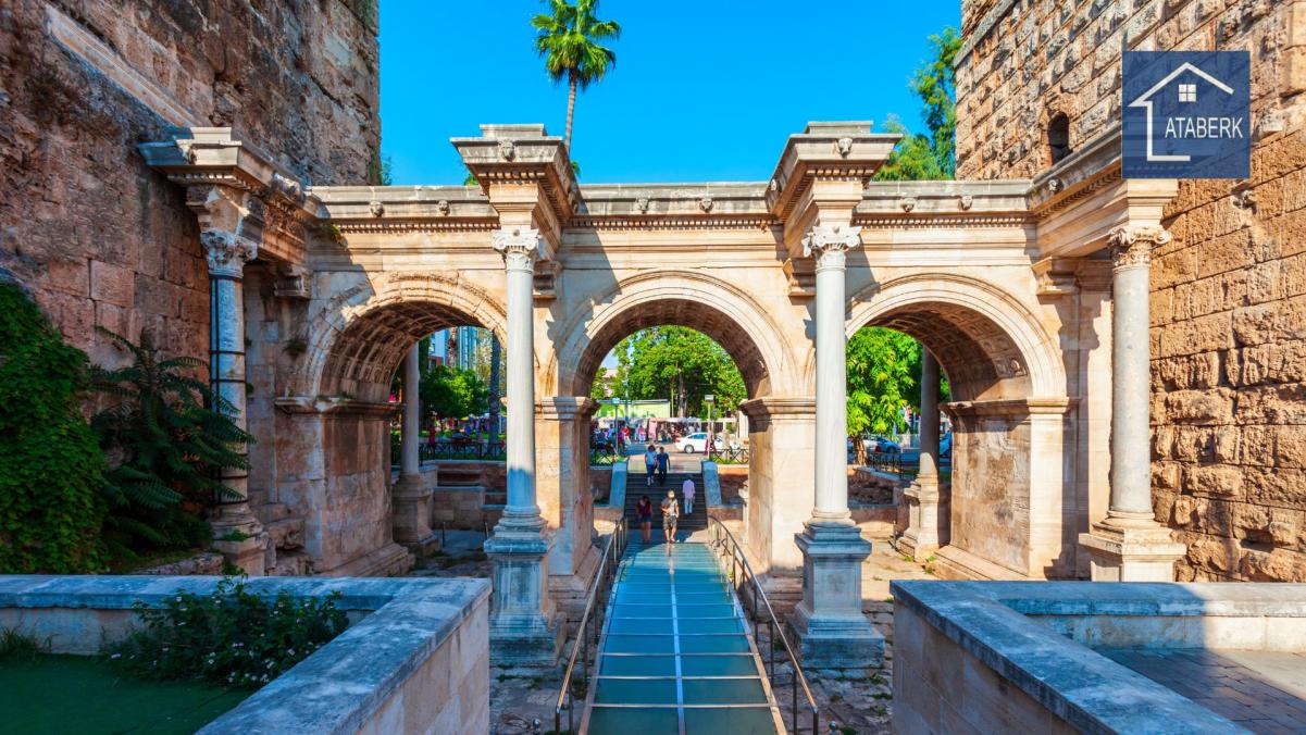 The Hadrian's Gate, Muratpaşa District